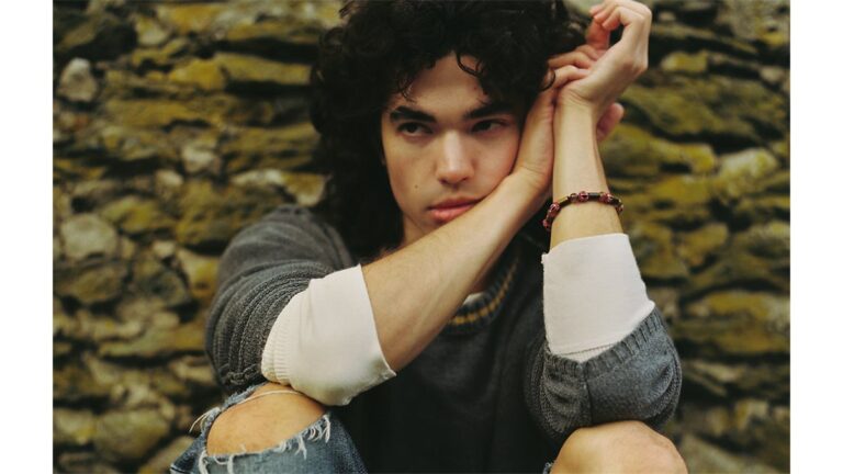 Conan Gray lança seu novo single, “Holidays”