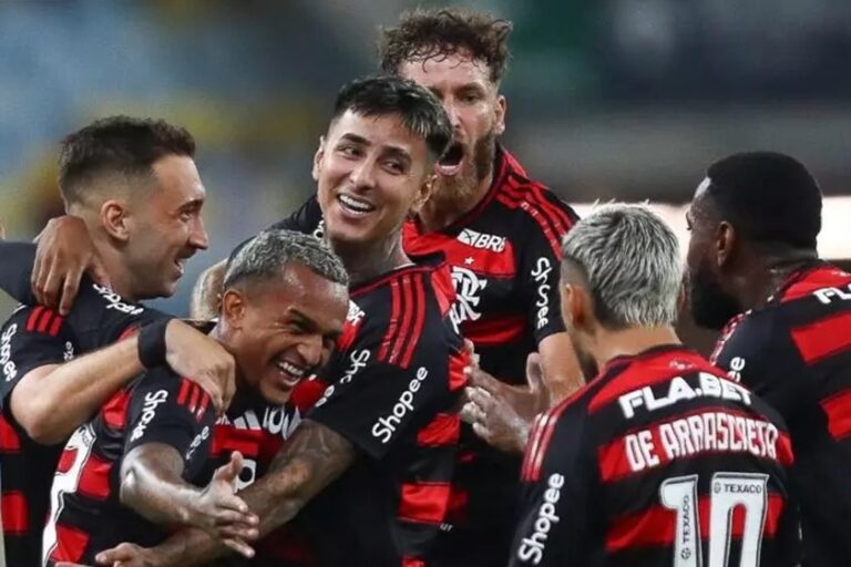Flamengo atropela o Vitória por 8 a 0 e escreve nova página na história do Brasileirão