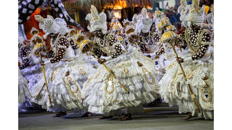 Imperatriz Leopoldinense brilha na Sapucaí e reforça sua grandiosidade no Carnaval 2025
