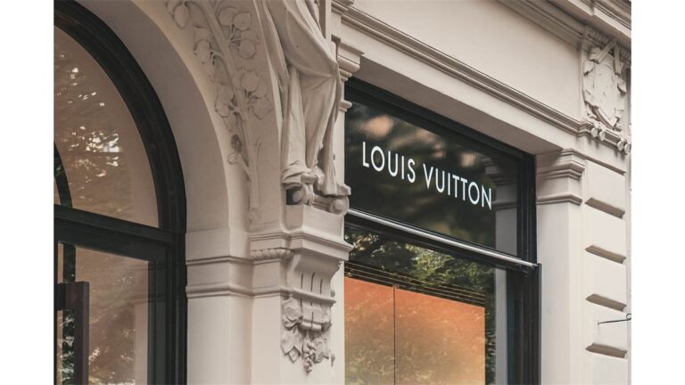 Louis Vuitton: da mala de viagem ao batom de luxo