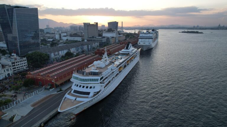 Dois transatlânticos atracam no Pier Mauá nesta terça-feira, dia (02/12) trazendo mais de sete mil turistas ao Rio de Janeiro