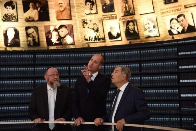 Príncipe William homenageia sobreviventes do Holocausto em evento solene