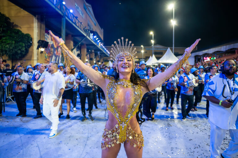 Mini-desfiles na Cidade do Samba: O Início de um Carnaval Memorável em Comemoração ao Dia Nacional do Samba