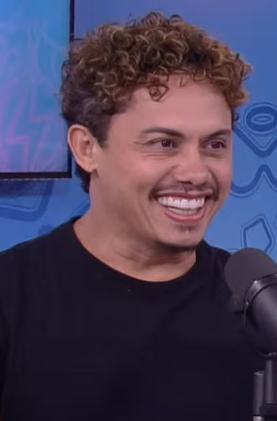 Do Brilho das Telas ao Suor dos Palcos: O Novo Ciclo de Silvero Pereira