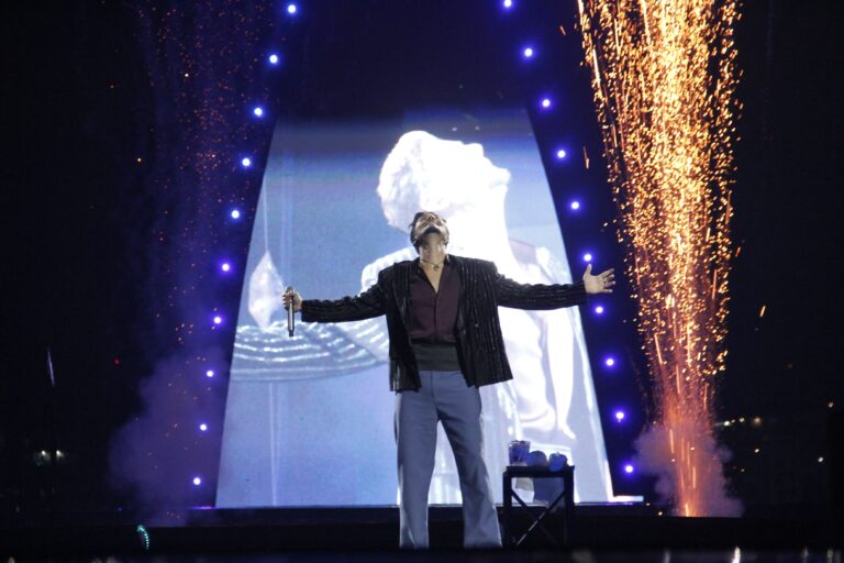 Luan Santana transforma o Parque Olímpico em um retrato vivo da música popular brasileira Luan Santana canta para multidão no Parque Olímpico durante a turnê Registro Histórico