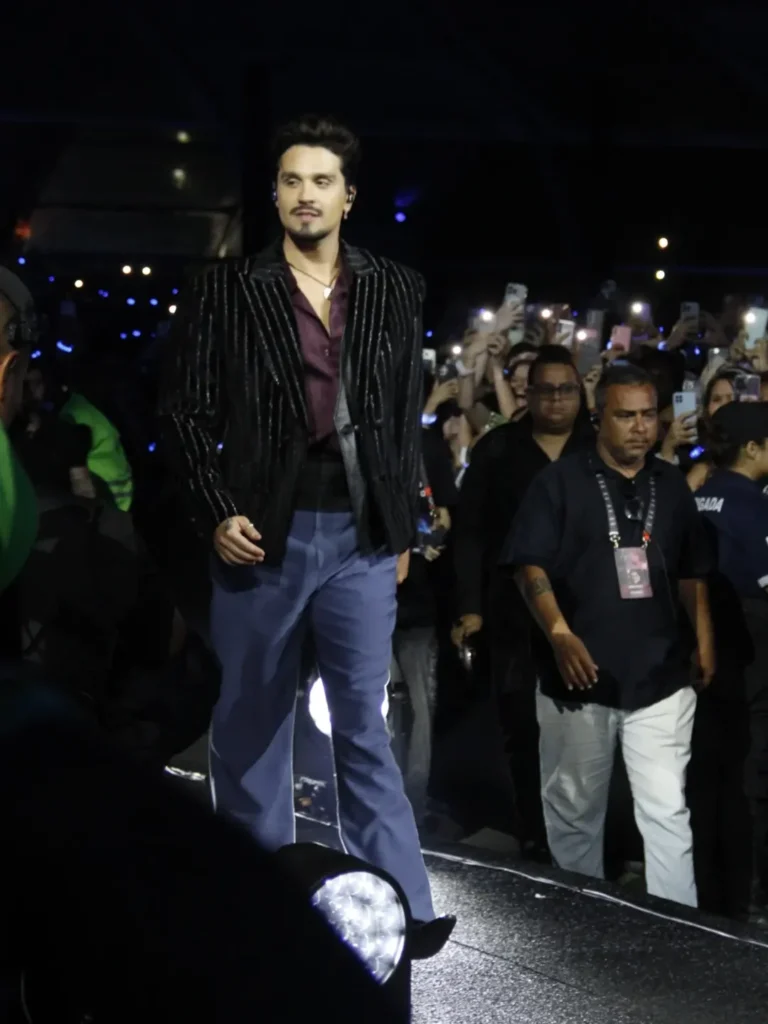 Luan Santana canta para multidão no Parque Olímpico durante a turnê Registro Histórico