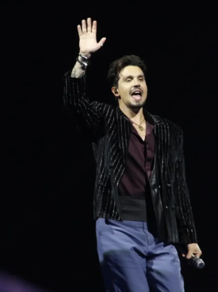 Luan Santana canta para multidão no Parque Olímpico durante a turnê Registro Histórico