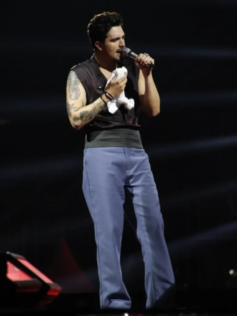Luan Santana canta para multidão no Parque Olímpico durante a turnê Registro Histórico