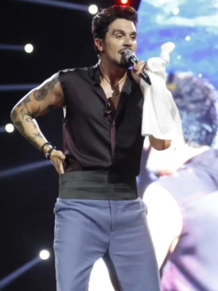 Luan Santana canta para multidão no Parque Olímpico durante a turnê Registro Histórico