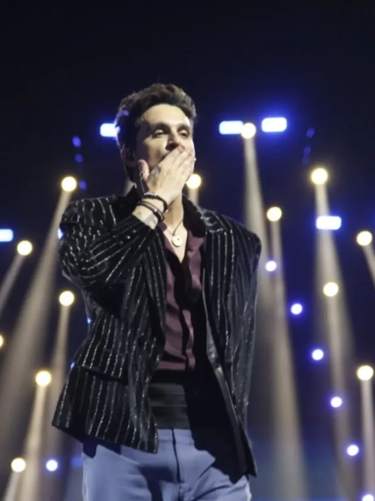 Luan Santana canta para multidão no Parque Olímpico durante a turnê Registro Histórico
