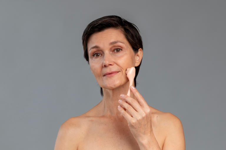 O rejuvenescimento sem cirurgia se consolidou como tendência global ao estimular o colágeno natural e redefinir o contorno facial com resultados progressivos e naturais.