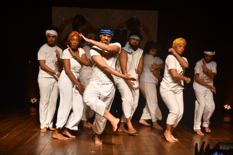 Jovens participam de oficina de dança no Teatro Bangu Shopping durante o Rio de Dança 2026