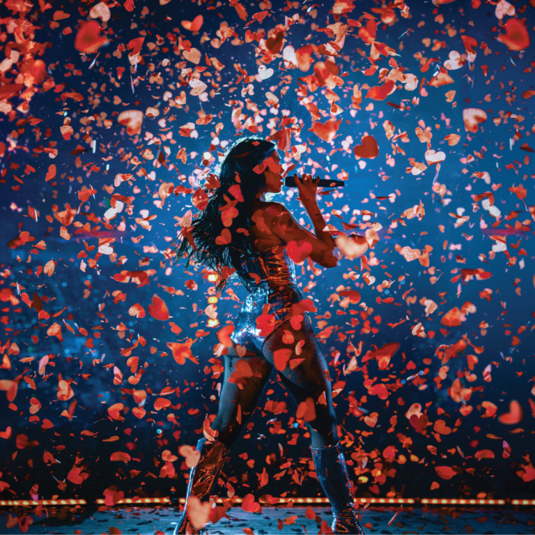 Dua Lipa se apresenta no Estádio GNP Seguros durante gravação do filme Live From Mexico